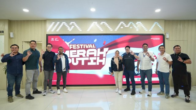 General Manager Marketing Kalla Toyota Suliadin (keempat kiri) bersama jajaran lainnya berfoto bersama usai Prescon Festival Merah Putih by Kalla Toyota, di Showroom Kalla Toyota Cabang MaRI Makassar, Selasa, (05/08/2025). (Dok. Kalla Toyota)