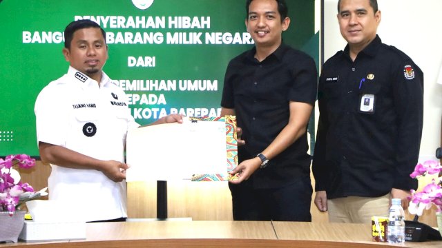 Ket: Wali Kota Parepare, Tasming Hamid bersama Ketua KPU Parepare, Muh Awal Yanto 