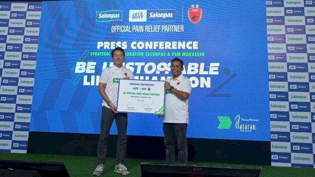 President Director PT Hisamitsu Pharma Indonesia, SATO, Ryo (kiri) dan Operasional Director PSM Makassar, Rafiudin Razak usai melakukan penandatanganan Kolaborasi Strategis Salonpas dan PSM Makassar, di Plataran Makassar, Kawasan Sumarecon Makassar, Rabu, (06/08/2025). (Dok. Chaerani/Republiknews.co.id) 