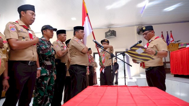Sekretaris Daerah Kabupaten Gowa, Andy Azis Peter saat hadir mengukuhkan Majelis Pembimbing, Andalan dan LPK Kwarran Pramuka Bontomarannu, di Baruga Rakyat Romangloe, Kecamatan Bontomarannu, kemarin. (Dok. Humas Gowa) 