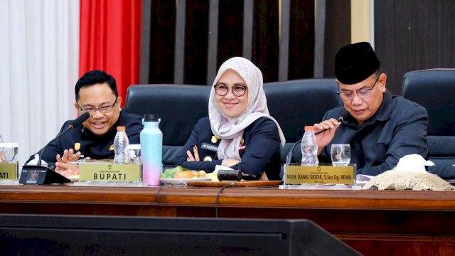 Bupati Gowa, Sitti Husniah Talenrang didampingi Wakilnya Darmawangsyah Muin saat menghadiri Rapat Paripurna DPRD Kabupaten Gowa, Rabu, (06/08/2025). (Dok. Humas Gowa) 