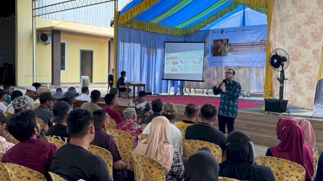 OJK Sulselbar saat memberikan edukasi keuangan kepada kelompok petani kakao, di area pergudangan PT Bumi Surya Selaras, Polewali Mandar, Kamis, (07/08/2025). (Dok. OJK Sulselbar) 