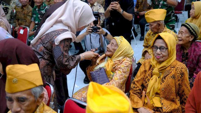 Bupati Gowa, Sitti Husniah Talenrang saat menyambut hangat salah satu veteran, di sela-sela sela-sela Silaturahmi dan Ramah tamah bersama LVRI asal Kabupaten Gowa, di Baruga Karaeng Galesong, Kantor Bupati Gowa, Sabtu, (09/08/2025). (Dok. Humas Gowa)