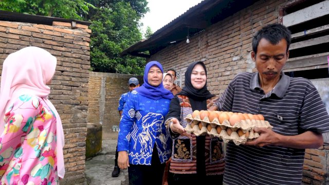 TP PKK dan Bhayangkari Kabupaten Gowa saat memberikan bantuan pangan kepada salah satu KME di Kecamatan Pallangga, kemarin. (Dok. Humas Gowa) 