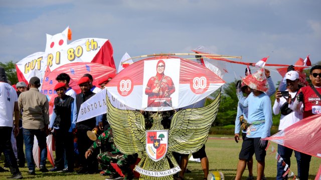 Lomba Layang-Layang yang digelar Pemerintah Kabupaten Gowa, di Lapangan Sepak Bola RTH Syekh Yusuf berhasil membangun kerjasama tim dan kreativitas masyarakat. (Dok. Humas Gowa) 