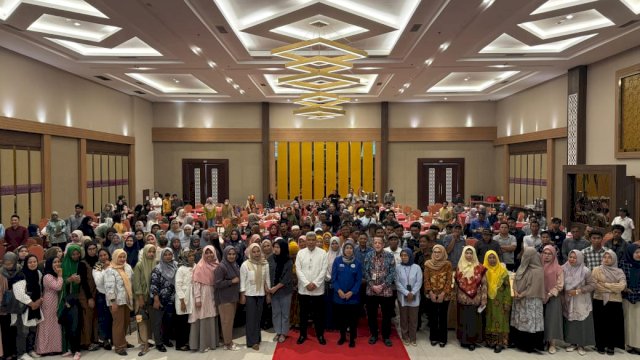 Anggota Komisi XI DPR RI Andi Yuliani Paris bersama jajaran OJK Sulselbar dan peserta edukasi keuangan saat berfoto bersama, di Ballroom Sentosa, The Novena Bone, Jumat, 8 Agustus 2025 lalu. (Dok. OJK Sulselbar) 