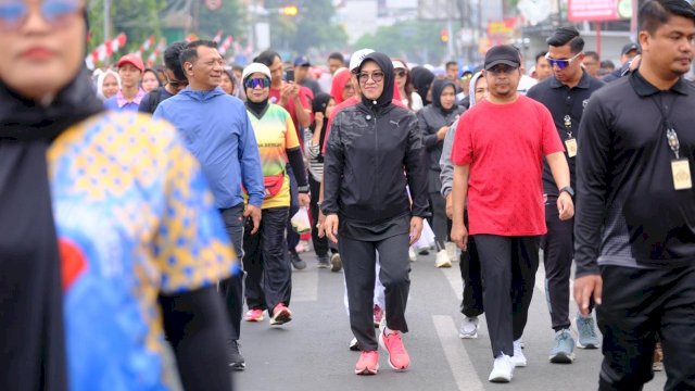 Bupati Gowa Sitti Husniah Talenrang didampingi Sekretaris Daerah Kabupaten Gowa Azis Peter saat menikmati jalan santai bersama warga Gowa, Minggu (10/08/2025) pagi tadi. (Dok. Humas Gowa) 