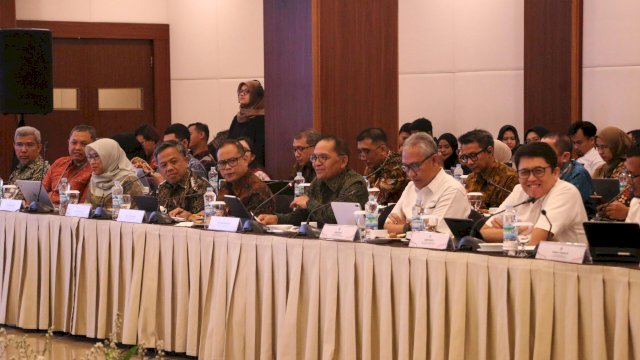 Kepala Eksekutif Pengawas Perasuransian, Penjaminan, dan Dana Pensiun OJK, Ogi Prastomiyono (ketiga kanan depan) berdampingan Kepala OJK Sulselbar Moch Muchlasin (kelima kiri depan), saat hadir dalam Reses Wakil Ketua Komisi XI DPR RI Fauzi Amro ke Provinsi Sulawesi Selatan, di Hotel Claro, Makassar, kemarin. (Dok. OJK Sulselbar) 