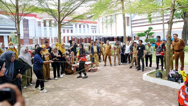 Sejumlah ASN Pemkab Gowa terlihat antusias mengikuti lomba memasukkan pensil ke dalam botol, di Lapangan Upacara Kantor Bupati Gowa, kemarin. (Dok. Humas Gowa) 