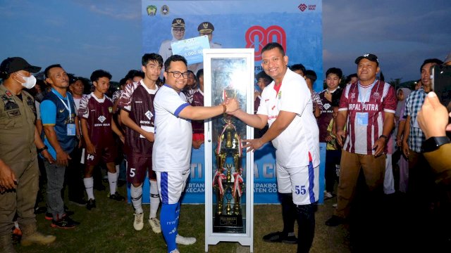 Wakil Bupati Gowa, Darmawangsyah Muin saat menyerahkan Piala Bupati Gowa Cup I U-20 kepada Pattallassang FC usai menjadi juara, di Lapangan Sepak Bola, RTH Syekh Yusuf, kemarin. (Dok. Humas Gowa) 