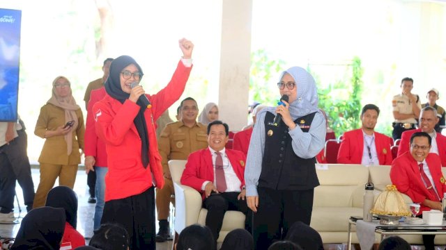 Bupati Gowa, Sitti Husniah Talenrang, saat menjadi pembicara utama pada kuliah umum bertema &ldquo;Membangun Generasi Pemimpin Masa Depan&rdquo;, di Gedung Student Center Fakultas Teknik Unhas Gowa, Kecamatan Bontomarannu, Selasa, (12/08/2025). (Dok. Humas Gowa) 