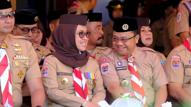Bupati Gowa yang juga Ketua Kwartir Cabang Pramuka Kabupaten Gowa, Sitti Husniah Talenrang didampingi Wakilnya Darmawangsyah Muin saat menghadiri Apel Besar Peringatan Hari Pramuka Ke-64 Tahun, di Lapangan Upacara Kantor Bupati Gowa, Rabu (13/08/2025). (Dok. Humas Gowa) 