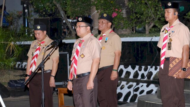 Wakil Bupati Gowa sekaligus Waka Mabicab Gerakan Pramuka Kwarcab Gowa, Darmawangsyah Muin saat memimpin upacara Ulang Janji Pramuka sebagai bagian dari rangkaian Peringatan Hari Pramuka Ke-64, di Halaman Rumah Jabatan Bupati Gowa, Rabu, (13/08/2025) malam kemarin. (Dok. Humas Gowa) 