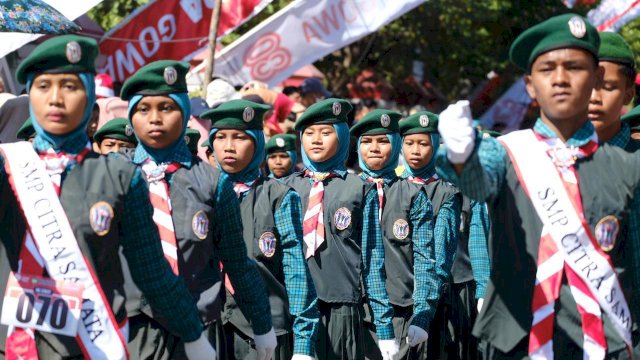 Puluhan sekolah se-Kabupaten Gowa hadir menyemarakkan Gerak Jalan Antar Pelajar dalam rangka memperingati HUT RI Ke-80 Tahun, Kamis, (14/08/2025). (Dok. Humas Gowa) 