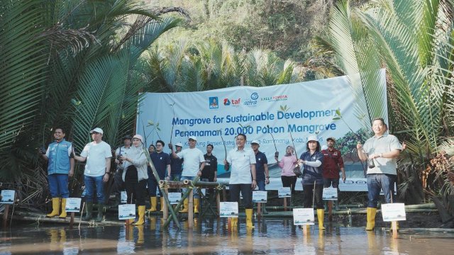 Astra Group dan Kalla Toyota berkolaborasi mengurangi emisi lewat penanaman bibit mangrove, di Kampung Berseri Astra (KBA) Rammang-Rammang, Kabupaten Maros, Makassar, kemarin. (Dok. Kalla Toyota) 