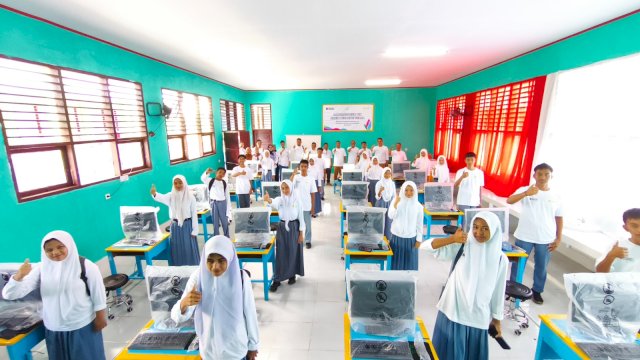 PLN UIP Sulawesi melalui program TJSL berhasil membangun laboratorium TIK untuk anak-anak SMKN 1 Konawe. (Dok. Humas PLN UIP Sulawesi) 