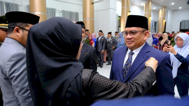 Kepala DPMPTSP Kabupaten Gowa, Indra Setiawan Abbas saat menerima Tanda Kehormatan Satyalancana Karya Satya 30 tahun dari Bupati Gowa Sitti Husniah Talenrang, di Baruga Karaeng Galesong, Kantor Bupati Gowa, Jumat (15/08/2025). (Dok. Humas Gowa) 