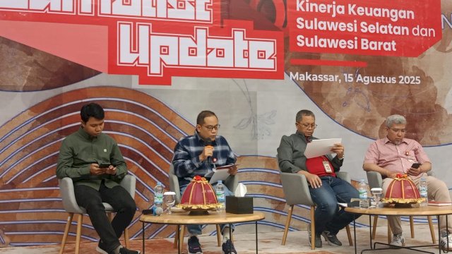Kepala Kantor Otoritas Jasa Keuangan (OJK) Sulselbar Moch. Muchlasin saat memaparkan kondisi kinerja jasa keuangan dalam pertumbuhan ekonomi daerah, di sela-sela Jurnalis Update Perkembangan Sektor Jasa Keuangan di Sulawesi Selatan, di Ballroom Kantor OJK Sulselbar, Jumat, (15/08/2025). (Dok. Chaerani/Republiknews.co.id) 