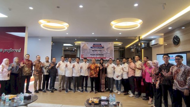 CIMB Niaga Syariah bersama PT Makassar Land Investama berfoto bersama usai melakukan kerjasama dalam memperkuat pembiayaan perumahan syariah di Sulawesi Selatan. (Dok. CIMB Niaga Syariah) 
