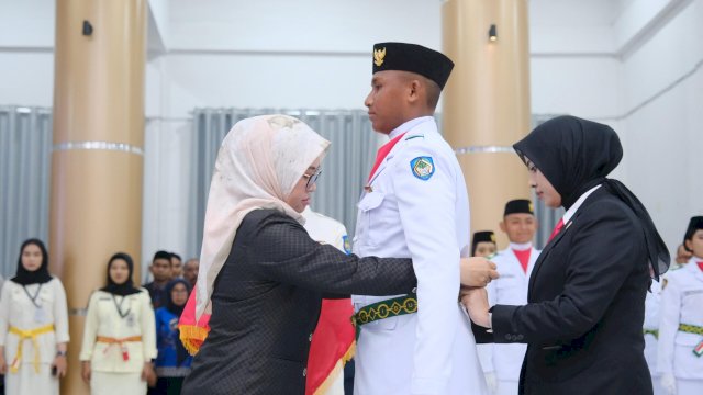Bupati Gowa, Sitti Husniah Talenrang, saat mengukuhkan Anggota Paskibraka Kabupaten Gowa, di Baruga Karaeng Galesong, Kantor Bupati Gowa, Jumat, (15/08/2025) malam kemarin. (Dok. Humas Gowa) 