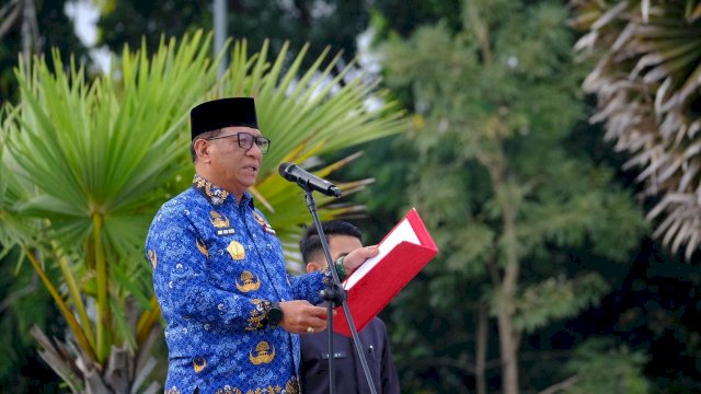 Sekretaris Daerah Kabupaten Gowa, Andy Azis Peter saat memaparkan capaian kinerja pembangunan daerah, di sela-sela Upacara Peringatan HUT Kemerdekaan RI Ke-80 tingkat Kabupaten Gowa, di Pelataran Istana Balla Lompoa, Minggu, (17/08/2025). (Dok. Humas Gowa)