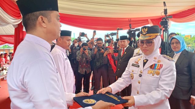Bupati Gowa, Sitti Husniah Talenrang saat menyerahkan SK Remisi Kemerdekaan kepada warga binaan Lapas Sungguminasa, usai pelaksanaan upacara peringatan Detik-Detik Proklamasi Kemerdekaan RI Ke-80 Tahun, di Taman Sultan Hasanuddin, Jalan Tumanurung, Minggu, (17/08/2025). (Dok. Chaerani/Republiknews.co.id) 