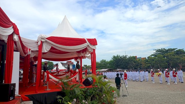 Suasana pengibaran bendera merah putih pada Upacara Peringatan HUT Ke-80 Republik Indonesia, di Lapangan Sultan Hasanuddin, Kota Sungguminasa, Minggu, (17/08/2025). (Dok. Chaerani/Republiknews.co.id) 