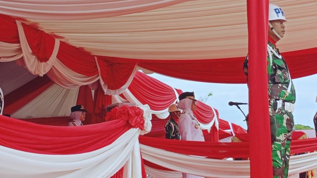 Bupati Gowa Sitti Husniah Talenrang saat memimpin detik-detik proklamasi Kemerdekaan Hari Ulang Tahun (HUT) Ke-80 Republik Indonesia, di Lapangan Sultan Hasanuddin, Jalan Tumanurung, Sungguminasa, Minggu, (17/08/2025). (Dok. Chaerani/Republiknews.co.id)