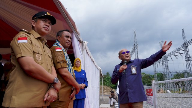 General Manager (GM) PLN UIP Sulawesi, Wisnu Kuntjoro Adi saat menerangkan soal infrastruktur ketenagalistrikan yang dibangun kepada Gubernur Sulawesi Tengah, Anwar Hafid. (Dok. Humas PLN UIP Sulawesi)
