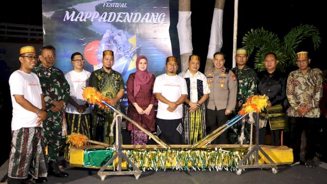 Ket: Wali Kota Parepare, Tasming Hamid bersama unsur Forkopimda saat pembukaan Vestifal Mappadendang di Teras Empang