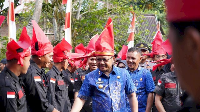 Wakil Bupati Gowa Darmawangsyah Muin saat menghadiri pelantikan Pengurus DPC Kiwal Garuda Hitam, Kecamatan Tombolopao, di Rumah Adat Caile, Desa Pao, kemarin. (Dok. Humas Gowa) 