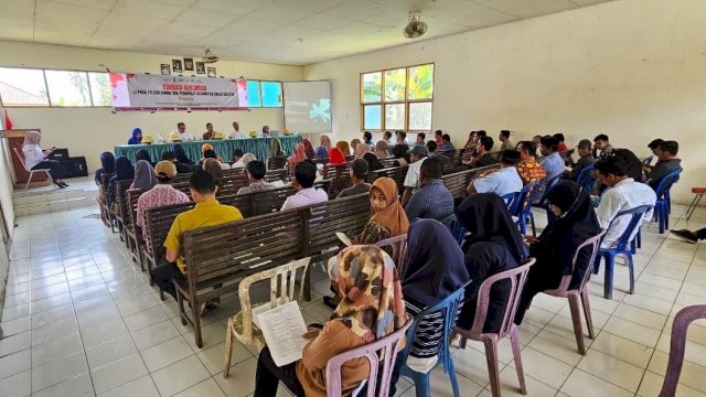 OJK Sulselbar bersama Pemkab Sinjai memberikan edukasi keuangan kepada masyarakat, kemarin. (Dok. Humas OJK Sulselbar) 