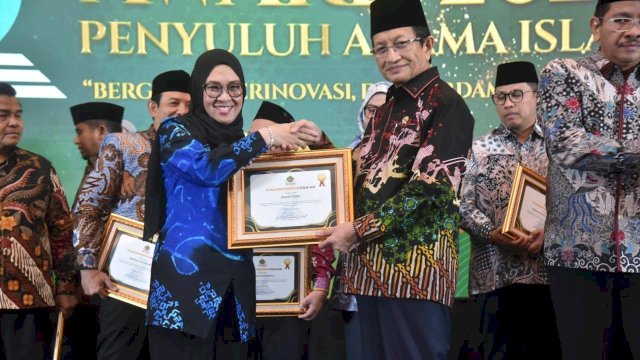 Bupati Gowa, Sitti Husniah Talenrang, saat menerima penghargaan PENAIS Award Penyuluh Agama Islam 2025 yang diberikan langsung Menteri Agama RI, Prof KH Nasaruddin Umar, di Aston Kartika Grogol, Jakarta, Senin, (25/08/2025) malam kemarin. (Dok. Humas Gowa) 