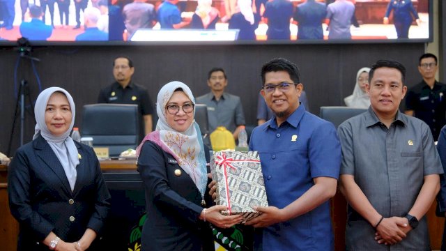 Bupati Gowa, Sitti Husniah Talenrang pada Rapat Paripurna DPRD Kabupaten Gowa dengan agenda Penyerahan Nota Keuangan dan Ranperda Tentang Perubahan APBD Kabupaten Gowa Tahun Anggaran 2025, di Ruang Rapat Paripurna DPRD Kabupaten Gowa, Selasa, (26/08/2025). (Dok. Humas Gowa) 