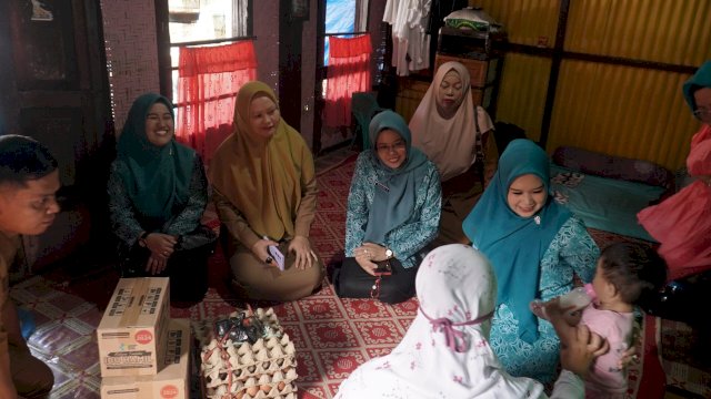 Ket: Ketua Tim Penggerak PKK Parepare, dr Andi Arfiah Tasming bersama pengurus menyalurkan bantuan