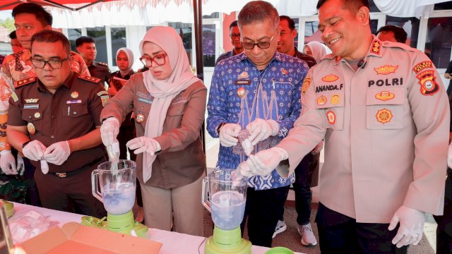 Ket: Bupati Barru, Andi Ina Kartika Sari dan Wakilnya Abustan A. Bintang pada pemusnahan barang bukti 