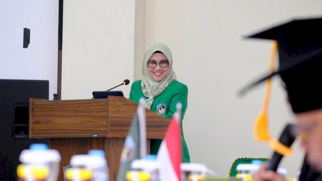 Bupati Gowa, Sitti Husniah Talenrang saat mengikuti promosi doktor pada bidang Ilmu Manajemen, di Universitas Muslim Indonesia (UMI), kemarin. (Dok. Humas Gowa) 
