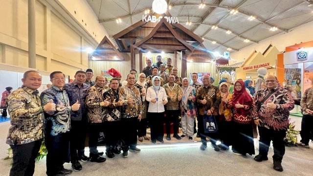 Bupati Gowa, Sitti Husniah Talenrang, didampingi Kepala Disparbud Gowa Ratnawati (ketiga kanan) dan sejumlah pimpinan SKPD Pemkab Gowa lainnya saat berfoto dihadapan Miniatur Istana Balla Lompoa yang dipamerkan pada APKASI Expo 2025, di Nusantara Convention Hall, BSD City, Kabupaten Tangerang, Rabu, (28/08/2025). (Dok. Humas Gowa) 