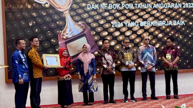 Staf Ahli Bupati Gowa, Rumaisah saat menerima penghargaan BPOM yang diserahkan langsung Kepala BPOM Taruna Ikrar, di Aula Asta Cita Rumah Jabatan Gubernur Sulawesi Selatan, kemarin. (Dok. Humas Gowa) 