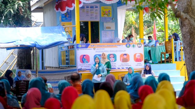 Ketua Tim Penggerak PKK Kabupaten Gowa, Andi Tenri Indah Darmawangsyah, saat hadir meresmikan Posyandu Siklus Hidup, di Desa Bontosunggu, Kecamatan Bontonompo Selatan, kemarin. (Dok. Humas Gowa) 