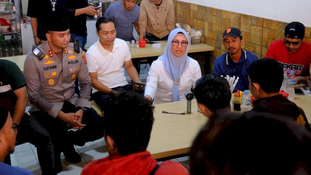 Bupati Gowa, Sitti Husniah Talenrang, saat melakukan pertemuan dengan perwakilan mahasiswa dan pemuda di Kedai Almaidah, Sungguminasa, Sabtu (30/08/2025) sore tadi. (Dok. Humas Gowa) 