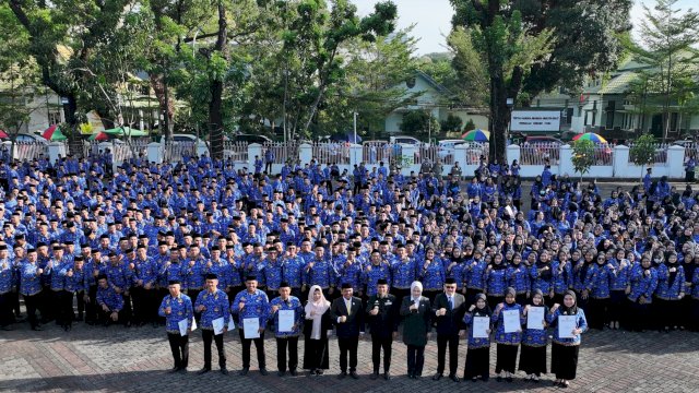 Gubernur Sulawesi Selatan, Andi Sudirman Sulaiman menyerahkan SK kepada 6.624 PPPK formasi Tahun Anggaran 2024 di Lapangan Upacara Rumah Jabatan Gubernur Sulsel, Makassar, Kamis (31/7/2025). (Foto: Istimewa)