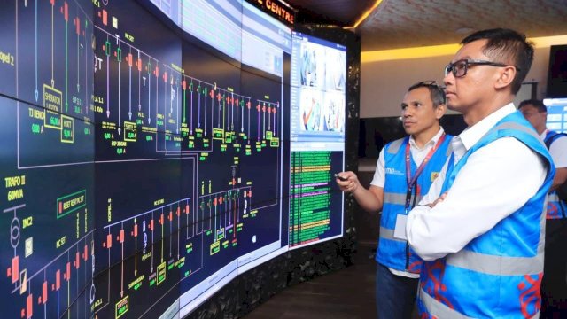Direktur Utama PLN, Darmawan Prasodjo saat mendampingi petugas melakukan monitoring sistem kelistrikan secara digital. (Foto: Istimewa)