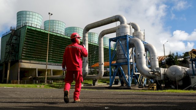 Petugas PLN Indonesia Power tengah memastikan keandalan PLTP Kamojang berkapasitas 140 MW di Kabupaten Garut, Jawa Barat, salah satu pembangkit PLN yang berkontribusi dalam layanan Renewable Energy Certificate (REC). (Foto: Istimewa)