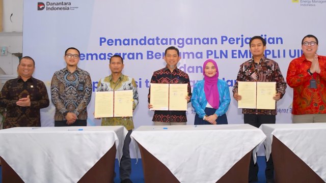 Manajemen PLN UID Sulselrabar dan PT EMI saat menandatangani Perjanjian Kerja Sama tentang Pelayanan Bersama Produk PLN Group di kantor PLN UID Jabar, Bandung, Selasa (29/7/2025). (Foto: Istimewa)