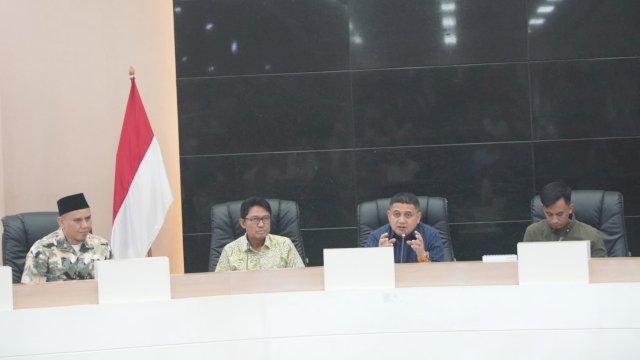 Wali Kota Makassar, Munafri Arifuddin saat memimpin Rapat Koordinasi Teknis bersama jajaran SKPD dan Kepala Pusdal LH SUMA, Dr Azri Rasul di Kantor Balai Kota Makassar, Jumat (1/8/2025). (Foto: Istimewa)