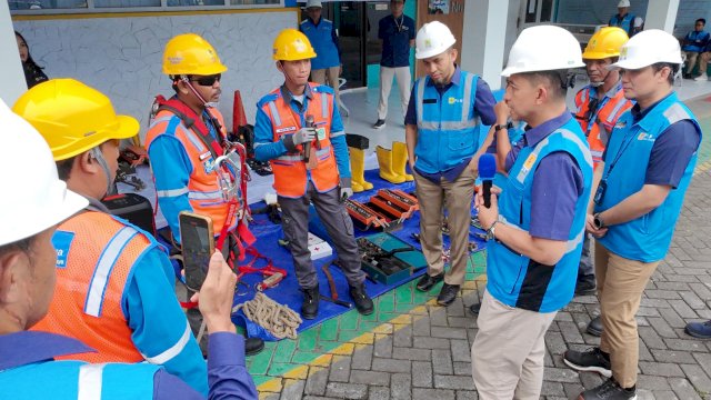 General Manager PLN UID Sulselrabar, Edyansyah tengah mengecek kesiapan peralatan petugas PLN. (Foto: Istimewa)