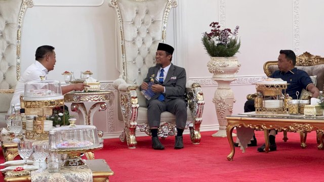 Ketua Panitia Rakernas NasDem, Rusdi Masse (RMS) saat bersilaturahmi dengan Gubernur Sulsel, Andi Sudirman Sulaiman di Rumah Jabatan Gubernur Sulsel, Senin (4/8/2025). (Foto: Istimewa)