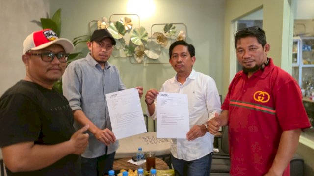 Dua bakal calon ketua Pengda JMSI Sulsel, Ilham Husain dan Hasanuddin saat mengembalikan formulir pendaftaran, Senin (4/8/2025). (Foto: Istimewa)