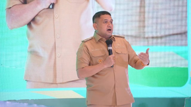 Wali Kota Makassar, Munafri Arifuddin saat memaparkan proyek investasi unggulan bertajuk Makassar Untia Stadium dalam forum Final South Sulawesi Investment Challenge (SSIC) di Hotel Novotel Grand Shayla, Makassar, Senin (4/8/2025). (Foto: Istimewa)